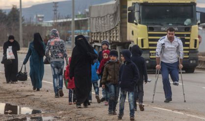 Refugiados sirios van a su campamento en Kilis (Turquía).