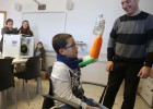 El ni&ntilde;o Unai Blanco agarra un botell&iacute;n de agua con su mano artificial realizada con una impresora 3D.