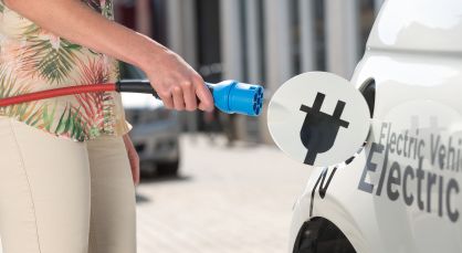 Un conductor procede a recargar su modelo el&eacute;ctrico.