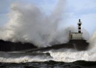 Fuerte oleaje en San Esteban de Pravia, en Asturias.