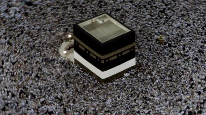 Decenas de miles de personas se mueven alrededor de la Kaaba el gran cubo negro en el interior de la Gran Mezquita de la Meca, en 2006.