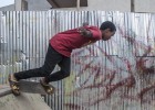 Un chico practica con su monopat&iacute;n en Addis Abeba.