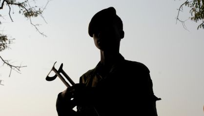 Un chico de 10 años forma en Sudán del Sur.