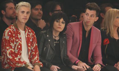 Hedi Slimane convierte el desfile de Saint Laurent en un festival de rock