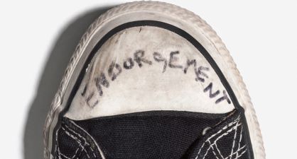 ¿Sabes de quién es esta zapatilla? Una pista: es del último gran mito del rock