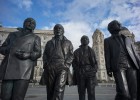 Estatuas de los cuatro miembros de los Beatles en la linea costera de Liverpool.