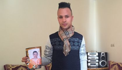 Mohamed Abdelmalki, con una foto de su amigo Ilias Mazyani, que murió electrocutado el 3 de diciembre en la frontera greco-macedonia.