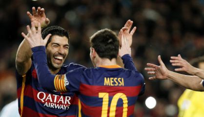 Suárez y Messi celebran el gol tras el penalti indirecto.
