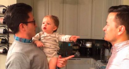 Vídeo: el juego con el que un padre y su hermano gemelo divierten a un confuso bebé