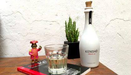 El muñequito ya va torcío de sake.