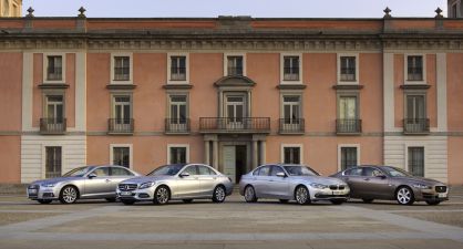 De izquierda a derecha, A4, Clase C, Serie 3 y XE, frente al palacio del Infante Don Luis, en Boadilla del Monte, Madrid.