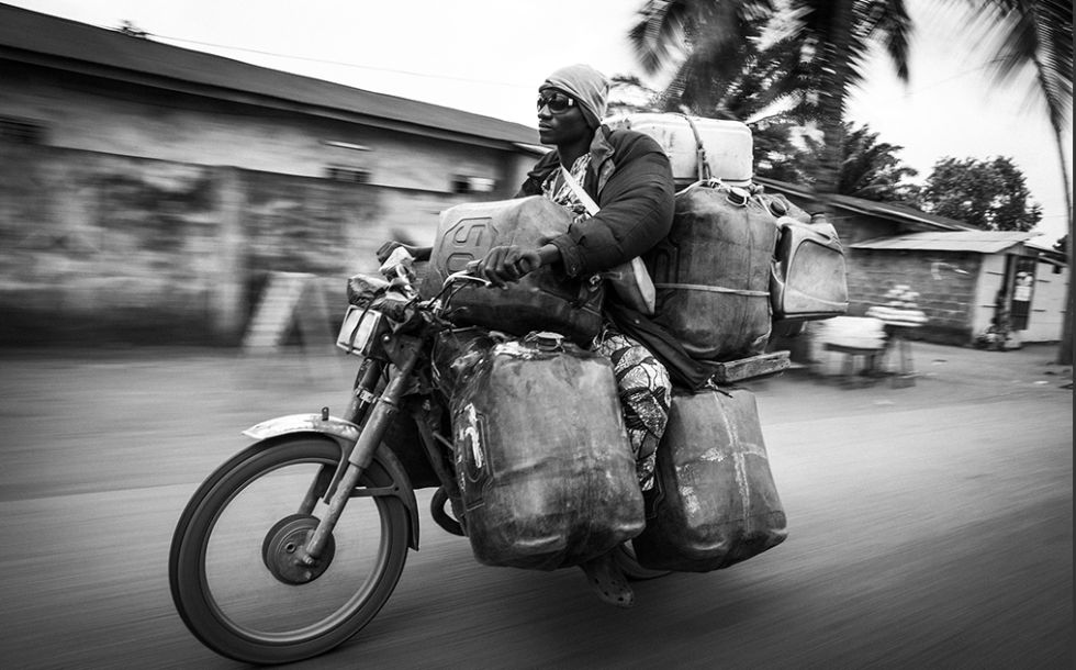Un motorista carga gasolina de contrabando de Nigeria a Benín.