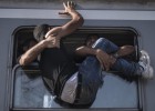 Un grupo de refugiados intentando subir a un tren en Croacia. 
