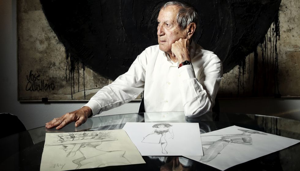 Elio Berhanyer posa ante algunos de sus dise&ntilde;os de alta costura en su casa de Madrid.