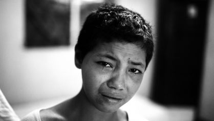 Belén llora al hablar de su vida en la calle: se cortó el pelo para parecer un chico y evitar agresiones.