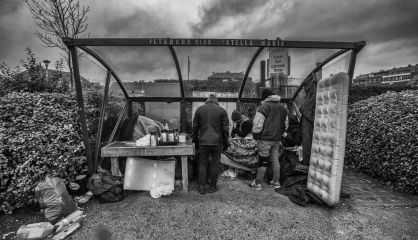 Migrantes se protegen de la lluvia en Zeebrugge (B&eacute;lgica).