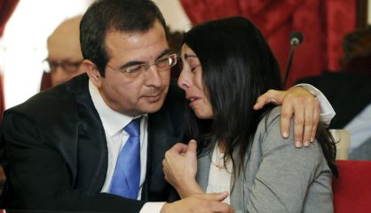 El abogado Fermín Guerrero consuela a Raquel Gago.