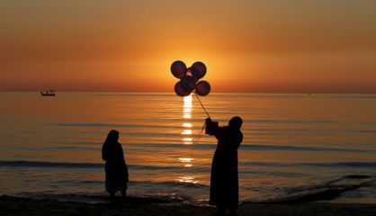 Puesta de sol en una playa de Beirut, L&iacute;bano.rn rn 