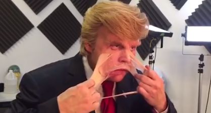 Vídeo: Johnny Depp se arranca la careta de Donald Trump con rabia y hace 'la peineta'