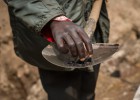 El colt&aacute;n puede contener varias cantidades t&aacute;ntalo, que es lo que interesa a la industria y al mercado mundial. En la foto, un minero muestra la preciada piedra.