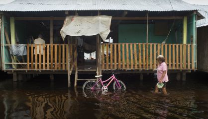 La crecida esparció el vertido de petróleo por todo el rio hasta entrar en las calles de Cuninico.