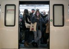 Un vagón lleno de pasajeros en Plaza España.