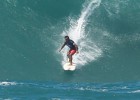 El surfista profesional Aaron Gold, en una de sus olas.
