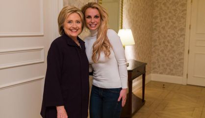 Britney Spears, con Hillary Clinton.