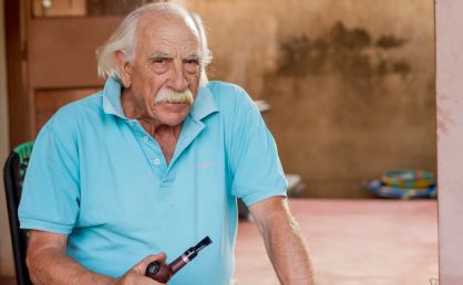 Sergio Ad&aacute;moli posa en el porche de su vivienda en Beleko, Mal&iacute;.