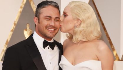 Lady Gaga, junto a su prometido Taylor Kinney.