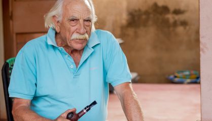 Sergio Adámoli, en el porche de su vivienda en Beleko, Malí.