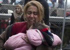 Una mujer y su hijo en la frontera de Idomeni. 