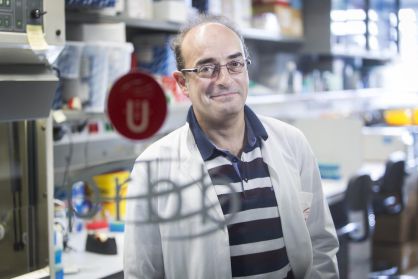El bi&oacute;logo evolutivo Carles Lalueza-Fox, en su laboratorio de Barcelona.