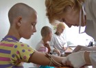 Ni&ntilde;os se someten a una prueba de detecci&oacute;n de sida en Ucrania.