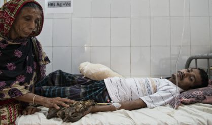 Abul Bajandar descansa en su cama del hospital junto a su madre.