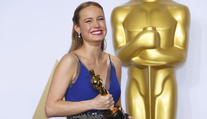 Arriba, Brie Larson, ganadora del premio a la mejor actriz.