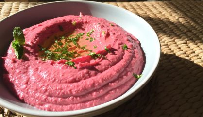 Humus de remolacha casero.
