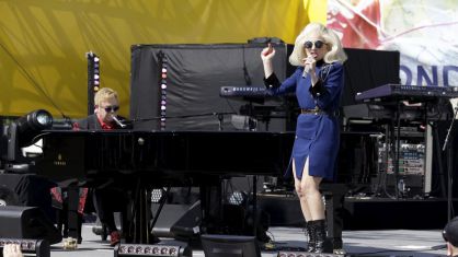 Elton John y Lady Gaga cantan juntos en el West Hollywood antes de los Oscar.