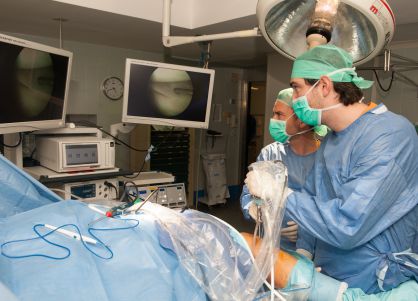Intervención quirúrgica para reparar el ligamento cruzado con tejido porcino en el hospital de Bellvitge