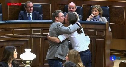 No es el beso de Pablo Iglesias y Domènech: es la cara de estupor de los que ven el beso