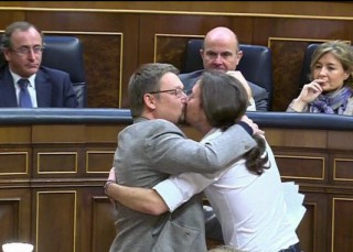 Pablo Iglesias y Xavier Doménech se dan el ‘piquito’ del cambio