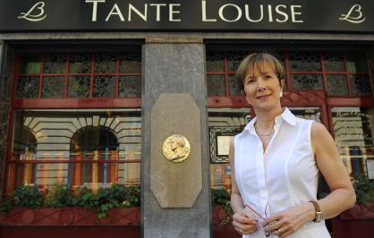Dominique Loiseau posa delante de su restaurante en Par&iacute;s.