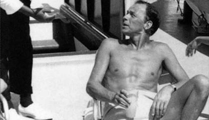 George Jacobs habla con Frank Sinatra, de quien fue mayordomo una década.