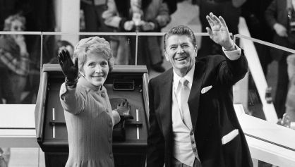 El presidente Ronald Reagan y Nancy Reagan saludan despu&eacute;s de la toma de posesi&oacute;n en el Capitolio, en 1981.