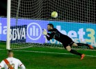 GRA572. MADRID, 03032016.- El portero del Rayo Vallecano Juan Carlos (d) detiene el penalti lanzado por el uruguayo Luis Suárez (2-i), del FC Barcelona, durante el partido Liga en Primera División que están disputando esta noche en el estadio de Vallecas, en Madrid. EFEJuanJo Martín