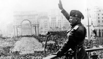 Benito Mussolini (1883-1945) saludando al público.