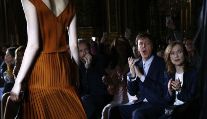 Paul McCartney y la actriz francesa, Isabelle Huppert, en el desfile de Stella McCartney en Par&iacute;s. 