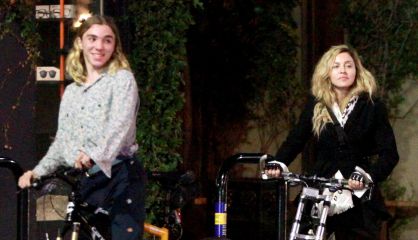 Madonna y su hijo Rocco paseando en bicicleta en Los &Aacute;ngeles, el pasado octubre.