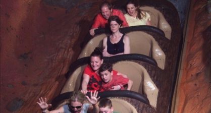 Una mujer pone un rostro de mármol en la atracción 'Los fiordos' y provoca el meme del día