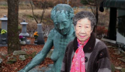 Il-chul frente a la obra &ldquo;Mujer de la tierra&rdquo;, del artista Ok-Sang Im, concebida para recordar los cr&iacute;menes contra las mujeres de confort.